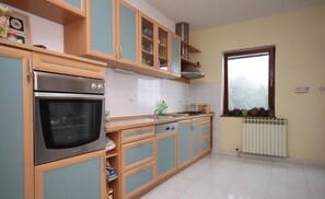 ثلاجة، فرن، موقد طهي مسطح، غسالة أطباق