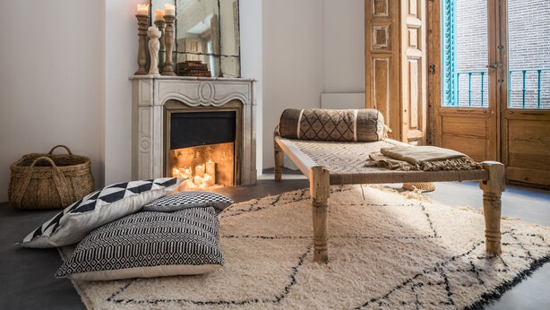 A cozy living room with a fireplace, a bench, and a large mirror. - 2 balconies 2 fireplaces WITH CHARM and SPECIAL (Madrid)
