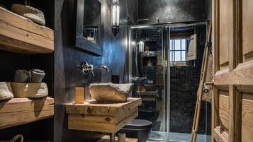 Combined shower/bathtub, hair dryer, towels, soap