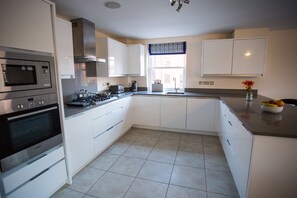 Apartment, 2 Bedrooms | Private kitchen | Full-size fridge, microwave, oven, stovetop