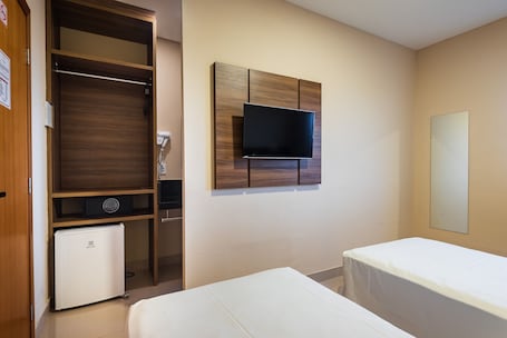 Standard Suite, 2 Twin Beds | Minibar, in-room safe, laptop workspace, blackout drapes. Hotel Santos Dumont Aeroporto SLZ