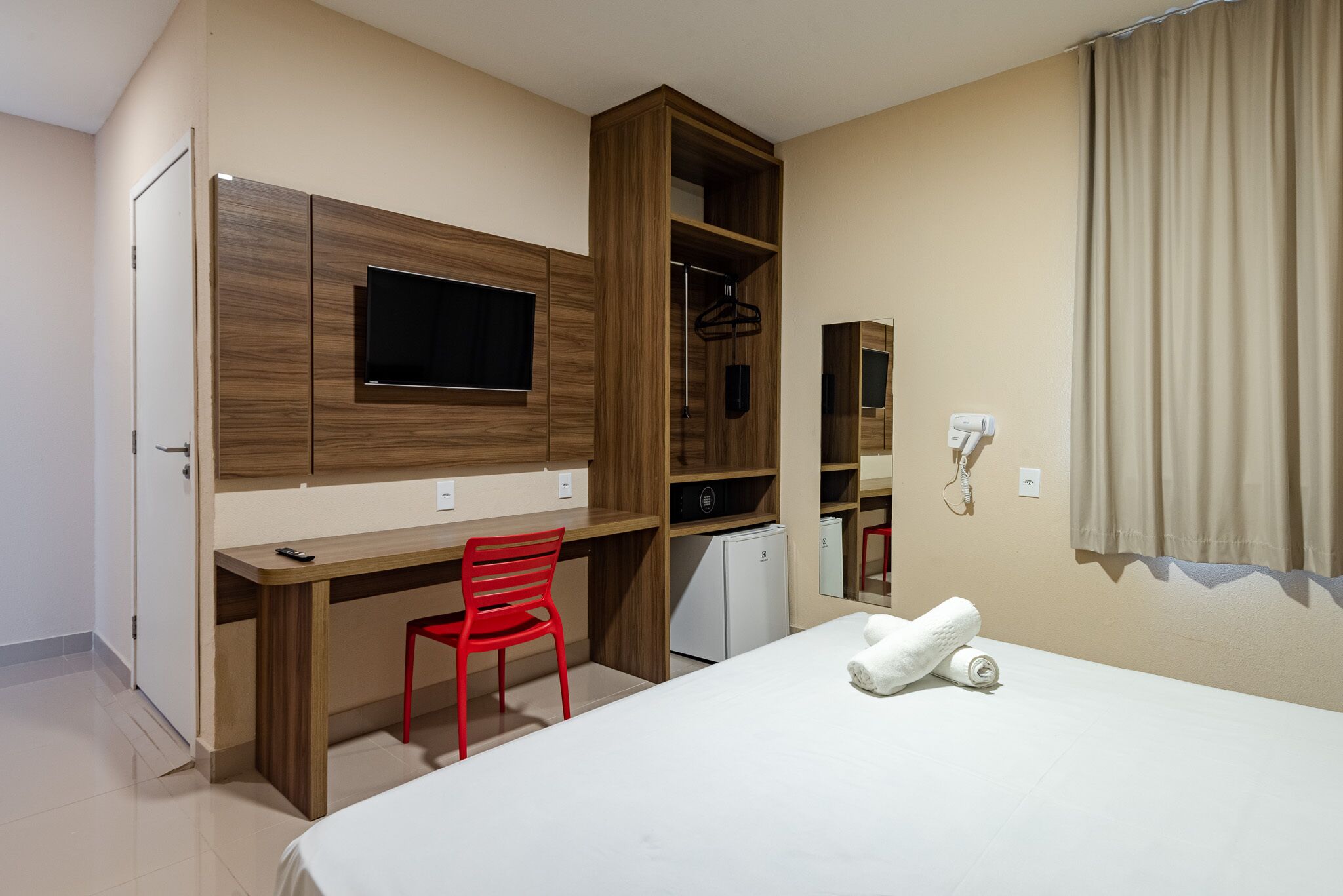 standard suite, 1 double bed | minibar, in-room safe, laptop workspace, blackout curtains