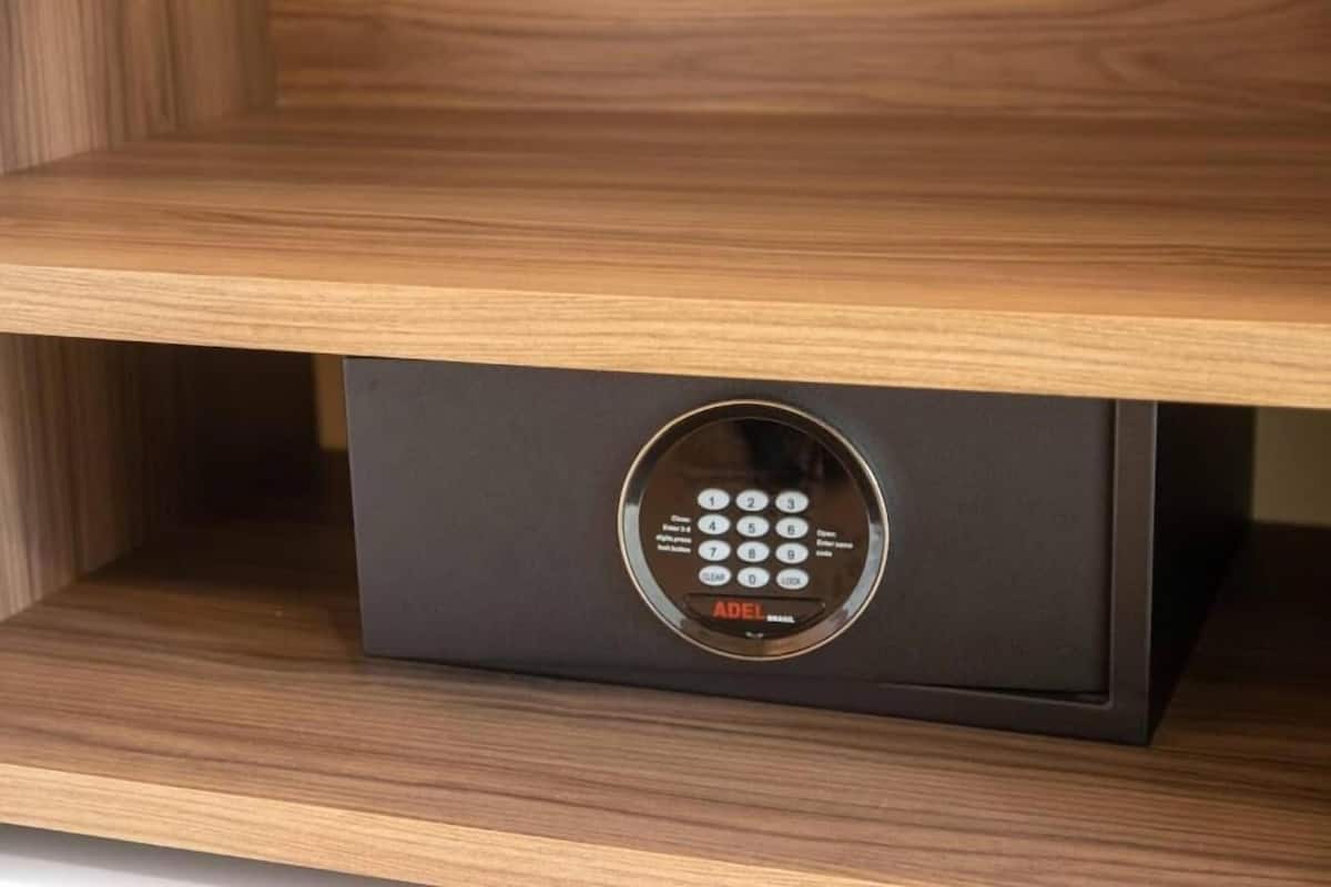 minibar, in-room safe, laptop workspace, blackout curtains