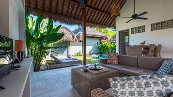 Villa, 1 Bedroom | Minibar, in-room safe, desk, blackout drapes