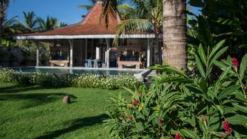 Villa, 3 Bedrooms | Bilik Mandi | Pancuran mandi, tuala disediakan, sabun, syampu