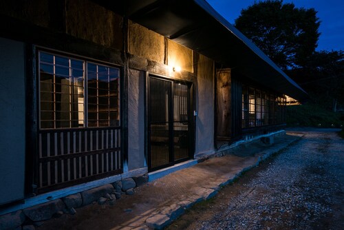 施設の正面 (日没後)