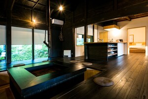 1 habitación, caja de seguridad en la habitación y escritorio 
