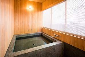 Private Vacation Home | Deep-soaking bathtub
