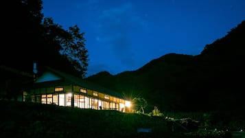 施設の正面 (日没後)