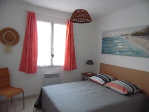 3 habitaciones y tabla de planchar con plancha