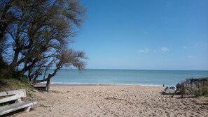 Sun-loungers - single storey house - seaside - Oleron island (La Brée-les-Bains)
