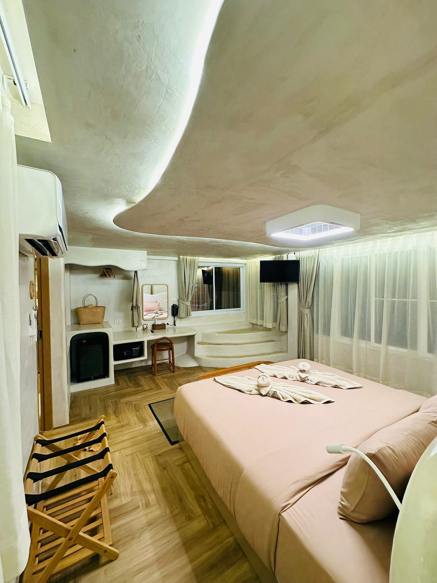 ملاءات للفراش لا تسبب الحساسية وميني بار وخزنة داخل الغرفة