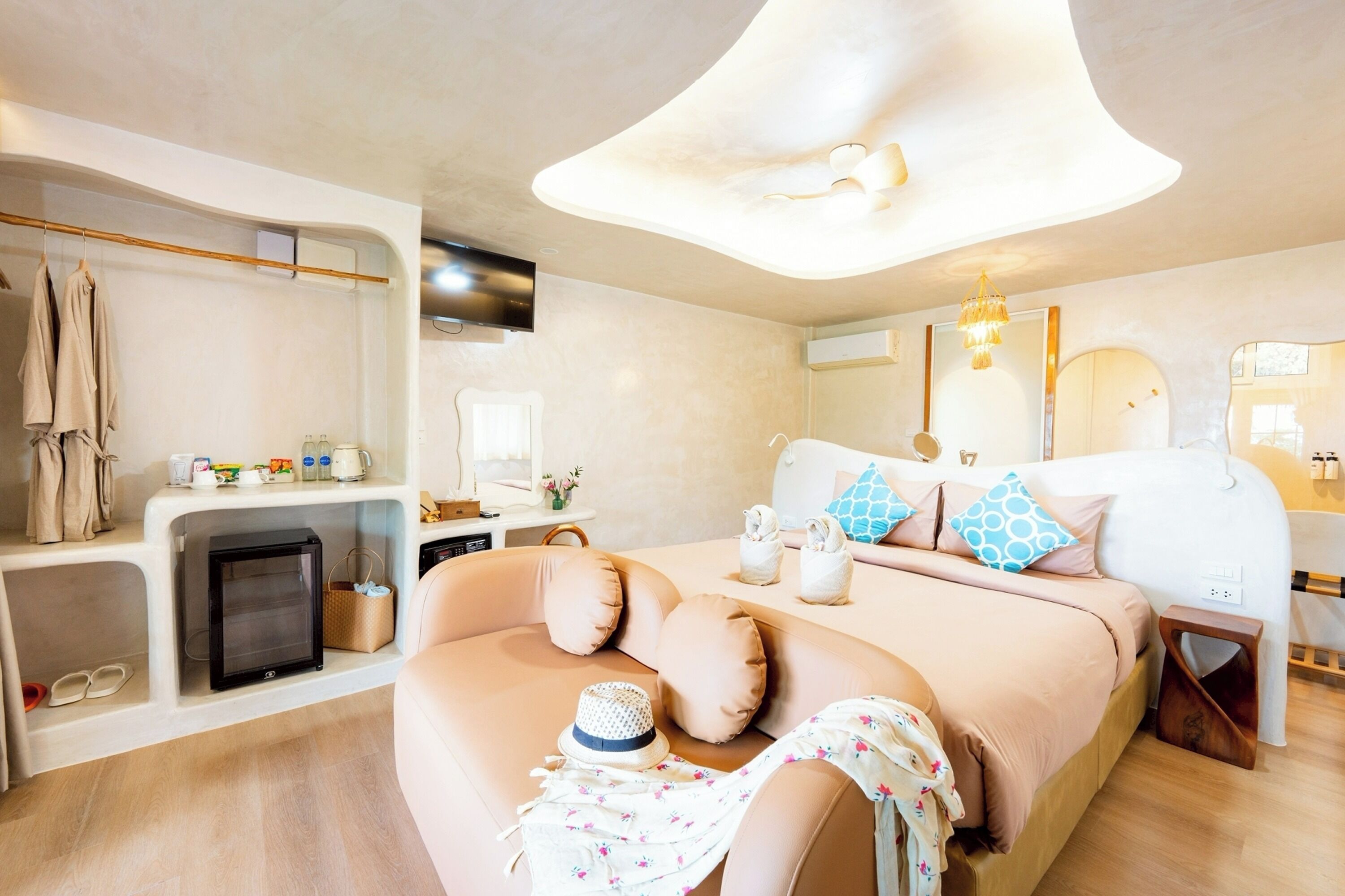 Chambre Double Familiale, vue mer | Minibar, coffres-forts dans les chambres, bureau