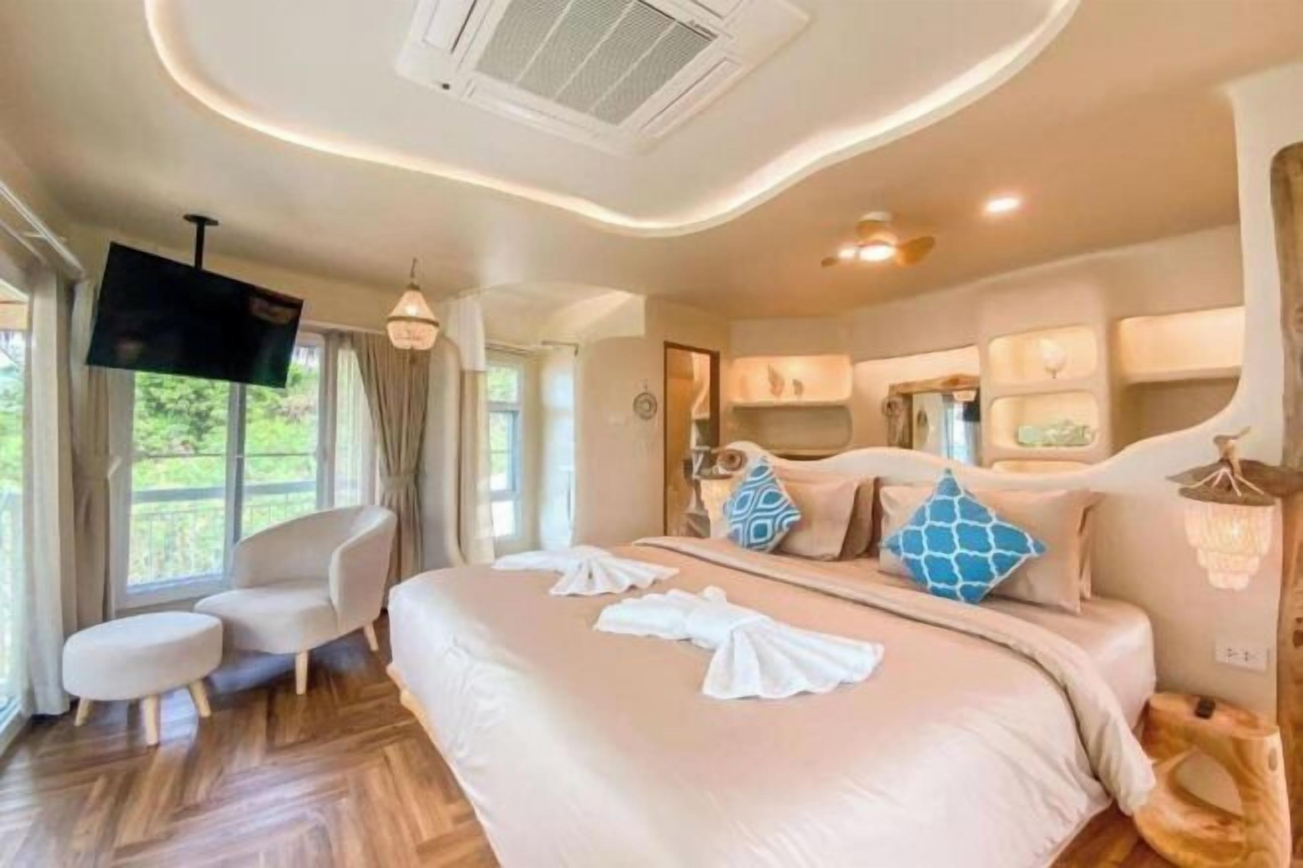 Minibar, in-room safe, desk, iron/ironing board