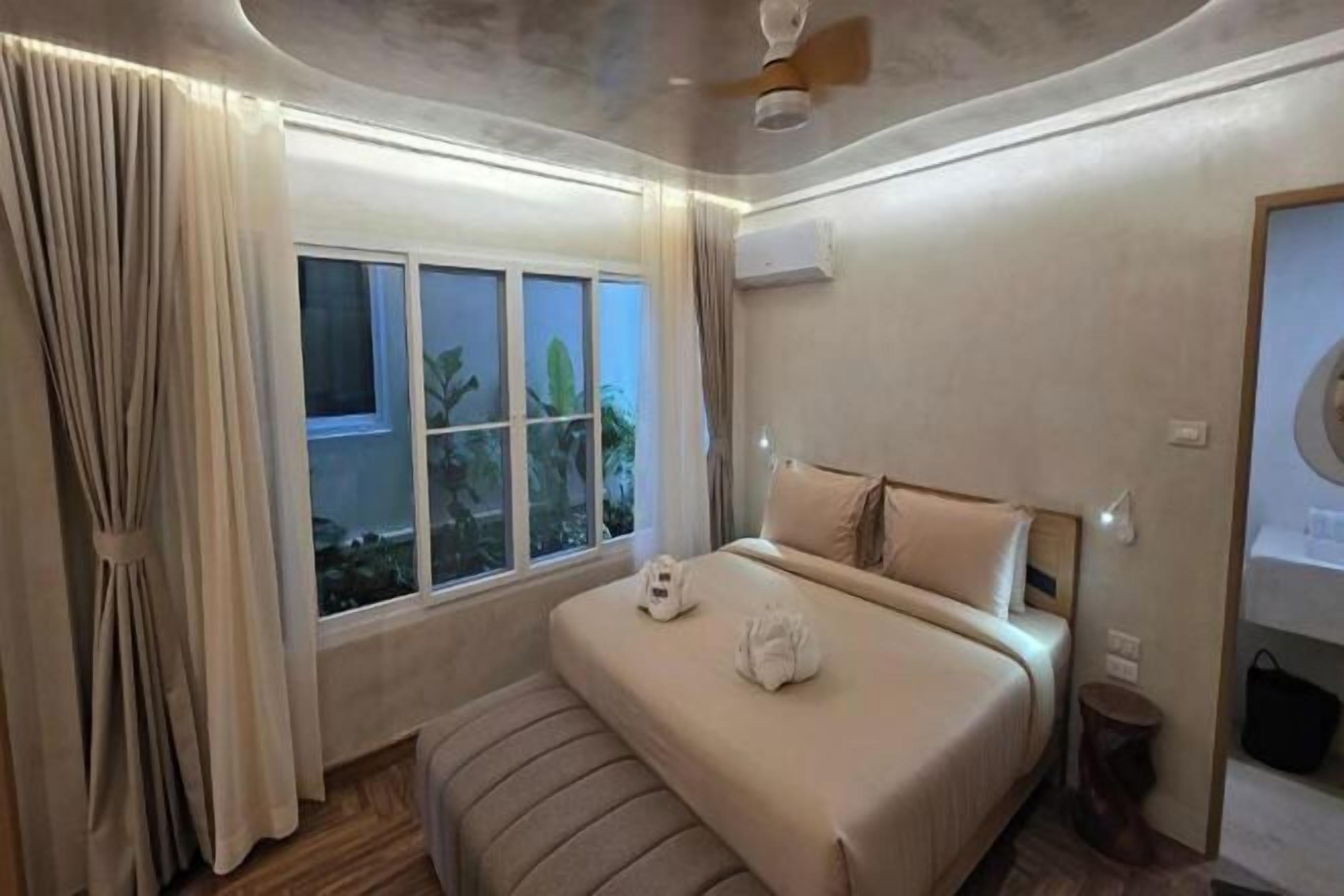 Minibar, in-room safe, desk, iron/ironing board