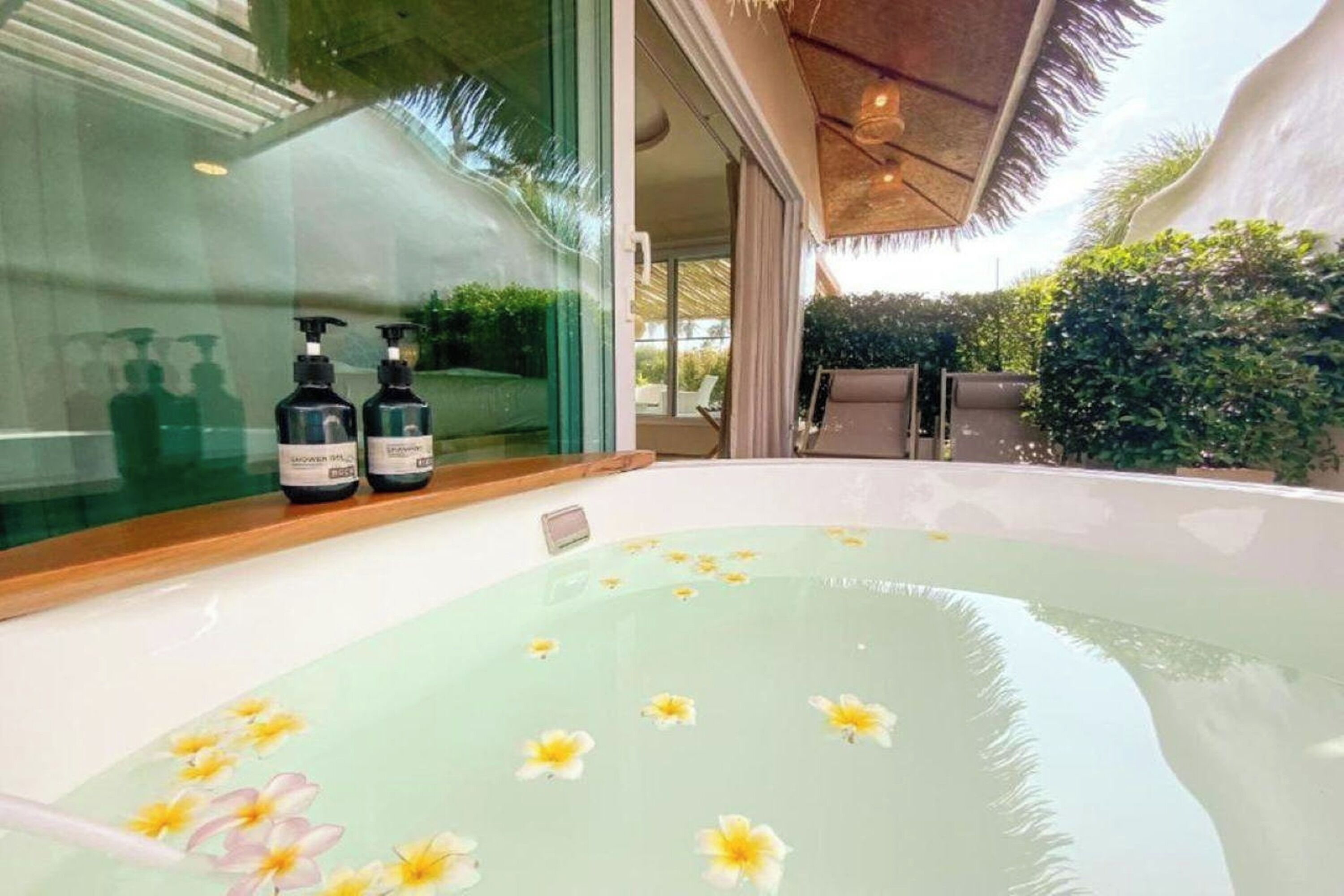 Phòng dành cho gia đình, quang cảnh bãi biển | Minibar, két bảo mật tại phòng, bàn, bàn ủi/dụng cụ ủi quần áo 