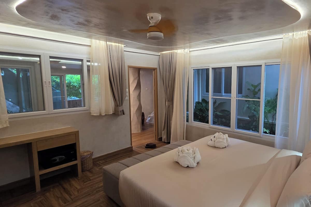 1 bedroom, premium bedding, down comforters, memory foam beds
