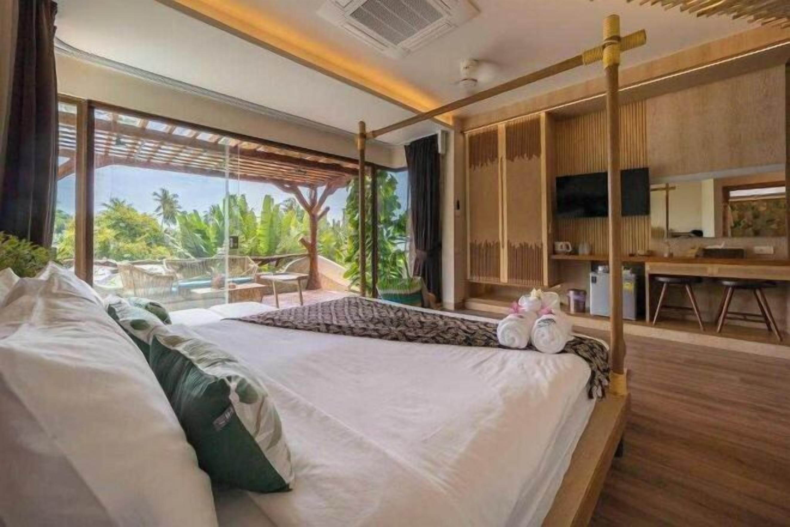 Minibar, in-room safe, desk, iron/ironing board