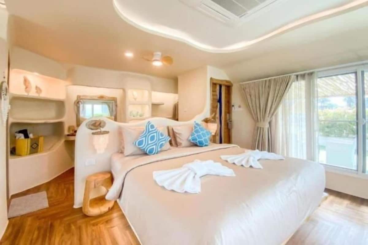 1 bedroom, premium bedding, down comforters, memory foam beds