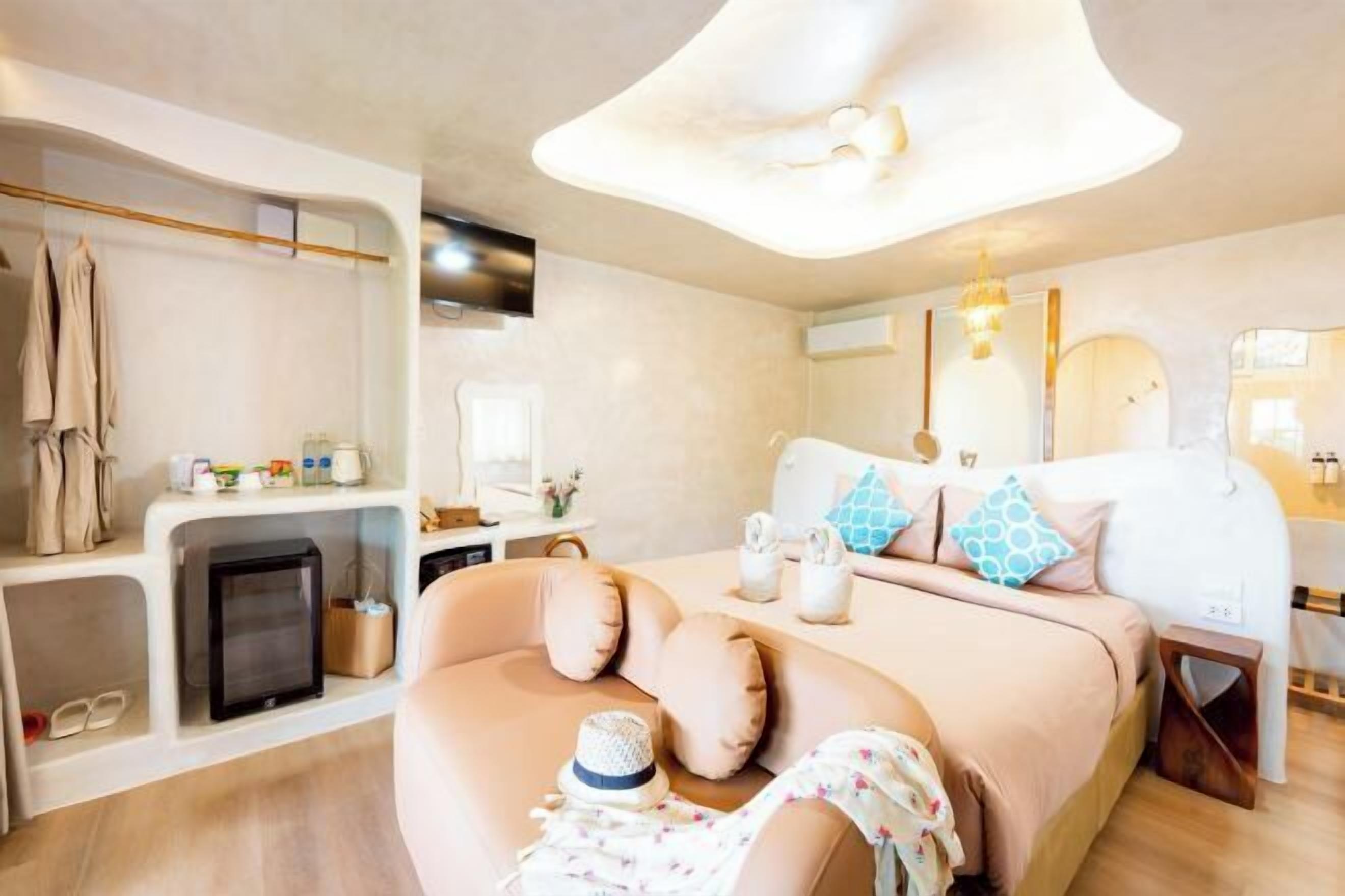 Minibar, in-room safe, desk, iron/ironing board