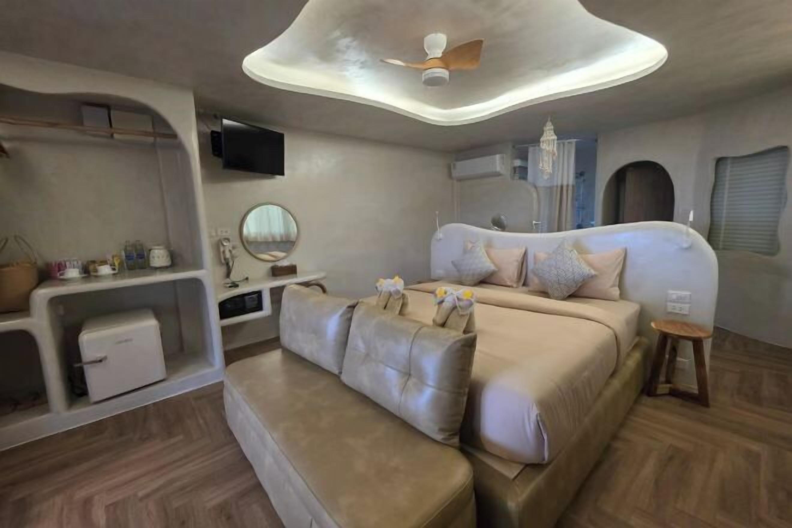 Minibar, in-room safe, desk, iron/ironing board