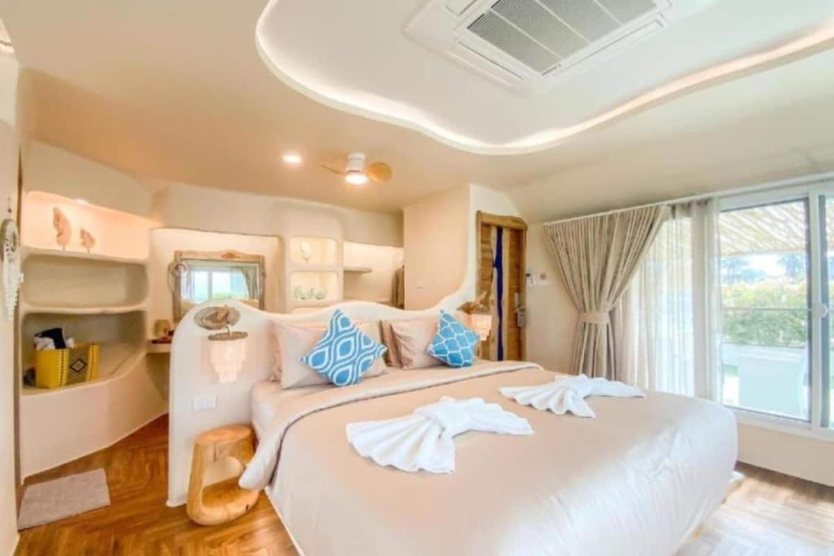 1 bedroom, premium bedding, down comforters, memory foam beds