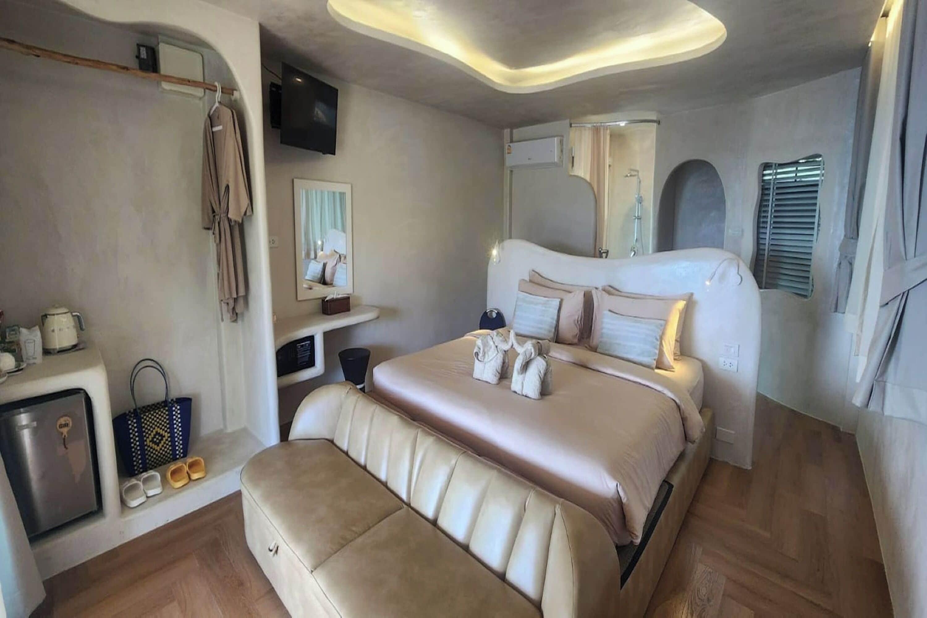 Chambre Double Familiale, vue établissement | Minibar, coffres-forts dans les chambres, bureau