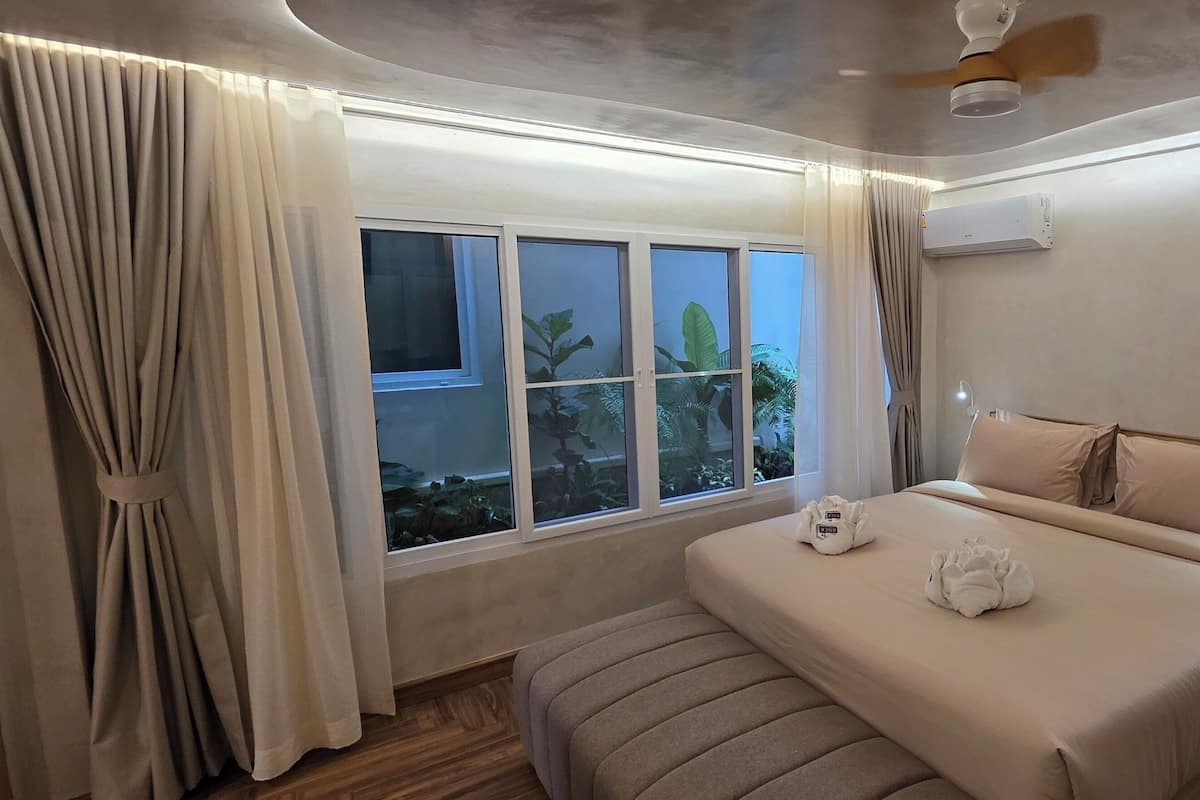 1 bedroom, premium bedding, down comforters, memory foam beds