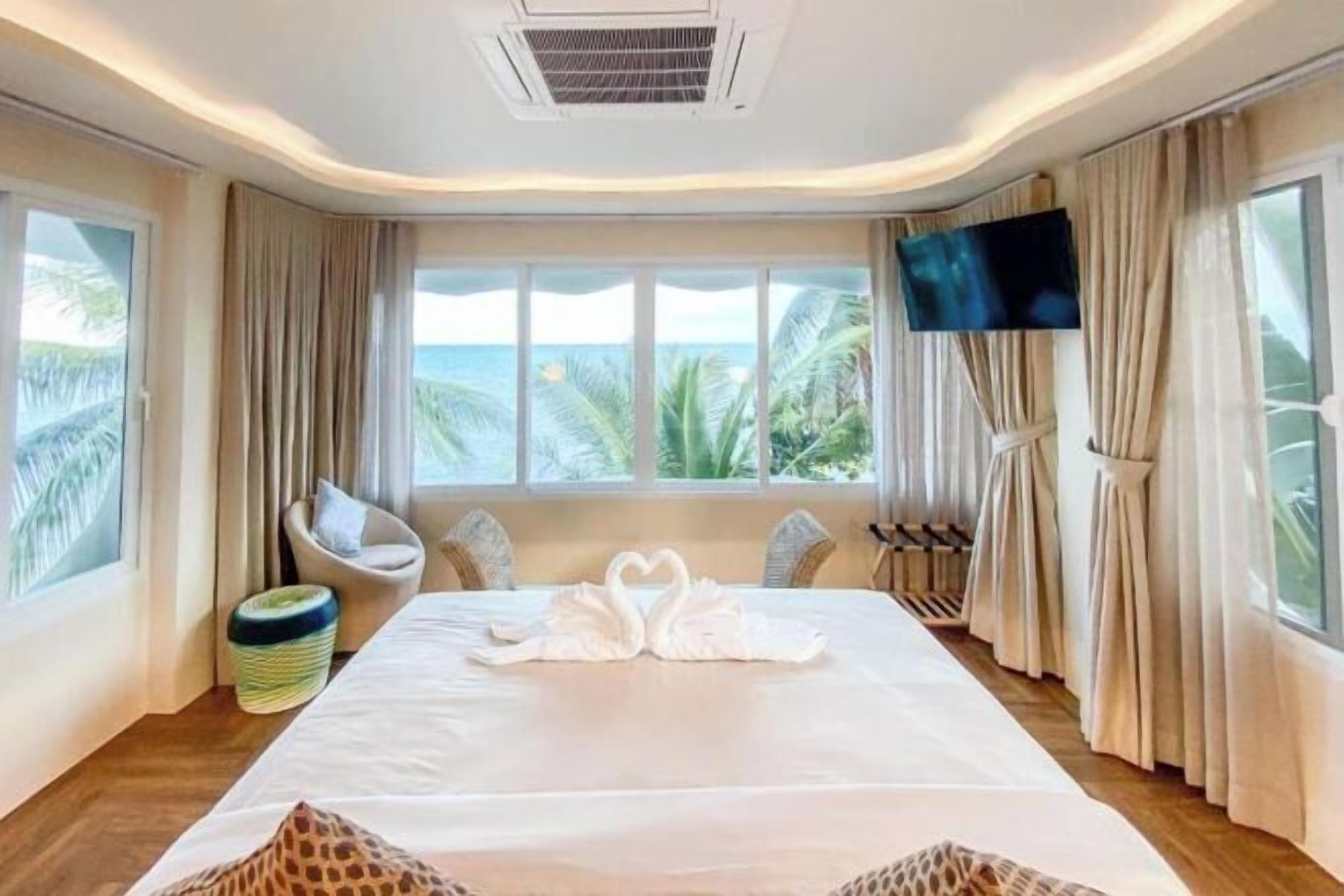 Minibar, in-room safe, desk, iron/ironing board