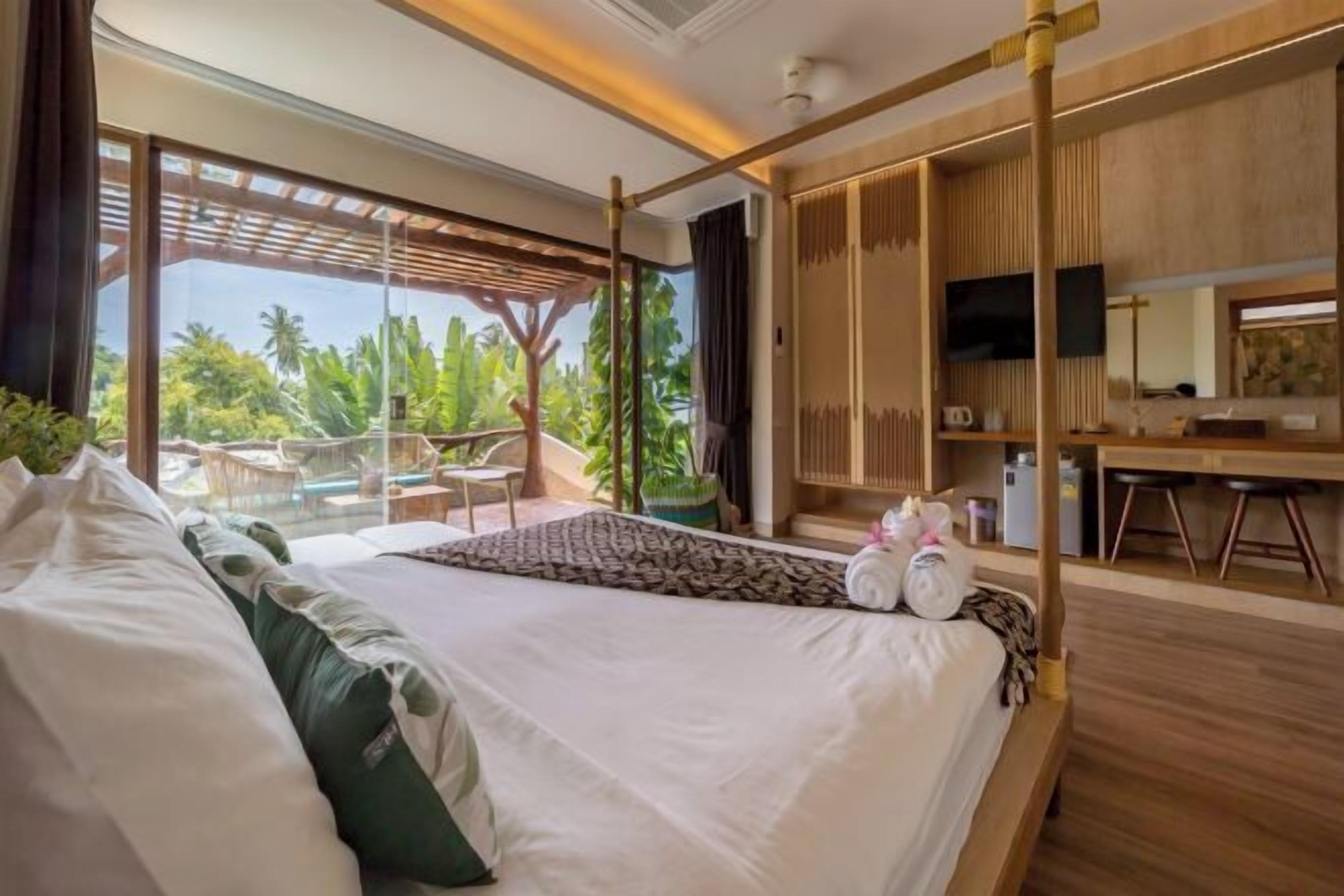 Minibar, in-room safe, desk, iron/ironing board