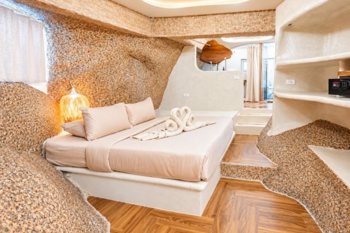 Hypo-allergenic bedding available, minibar, in-room safe, desk