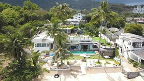 Ein Resort mit Pool, Palmen und Blick auf die Berge.