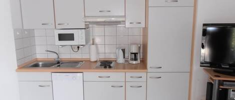 Køleskab, mikrobølgeovn, kogeplade, opvaskemaskine