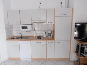 Kjøleskap, mikrobølgeovn, kokeplater og oppvaskmaskin