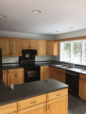 Jääkaappi, mikroaaltouuni, uuni, liesi