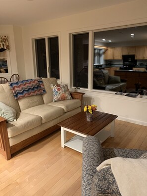 Älytelevisio, takka, pöytäjalkapallopöytä, kirjoja