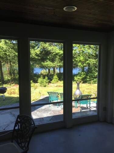 Uusi markkinoille 3-4 makuuhuoneen, 3 kylpyamme, kotiin viehättävällä Armington järvellä