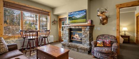 Een televisie, een open haard en een dvd-speler