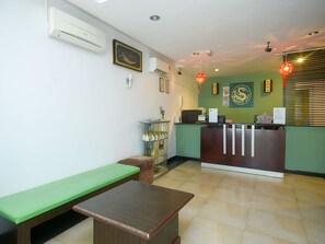 Lobby sitting area - Hotel O agon Inn (Miri)