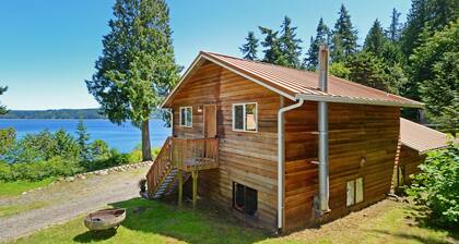 Stay in a lovely Beach Cottage w/ a beautiful private beach on Hazel Point!