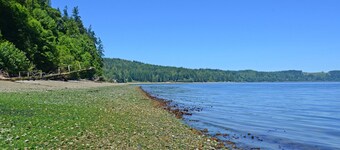 Stay in a lovely Beach Cottage w/ a beautiful private beach on Hazel Point!