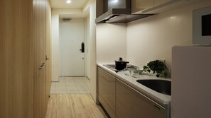 Moderate Theater 3 beds Non Smoking | Private kitchen | Fridge, microwave, stovetop, electric kettle - Minn Umeda North (Osaka)