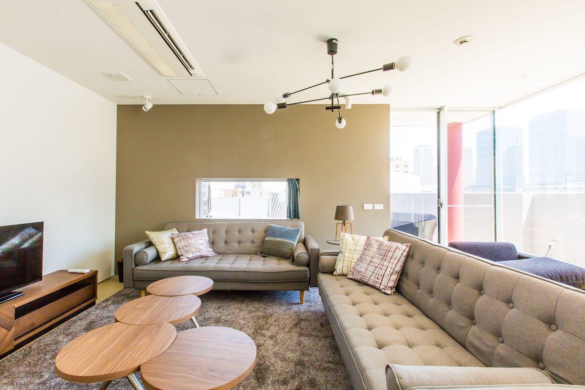Luxe suite, niet-roken | Woonkamer | Een flatscreentelevisie