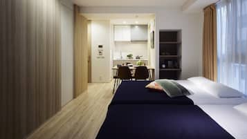 Rum - 2 dubbelsängar - icke-rökare (Moderate Theater B) | Individuell inredning, unika möbler, skrivbord och arbetsyta för laptop