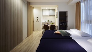 Kamer, 2 tweepersoonsbedden, niet-roken (Moderate Theater B) | Individueel gedecoreerd, individueel gemeubileerd, een bureau