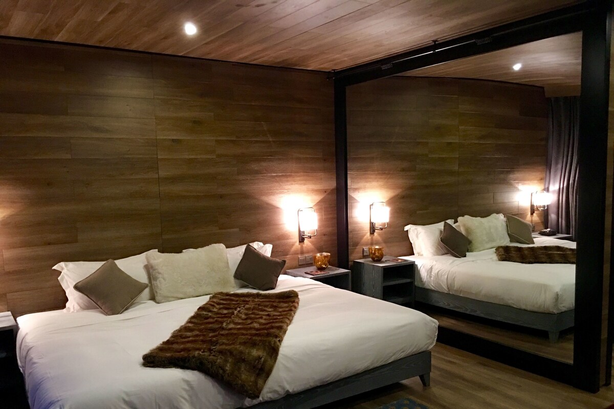 Phòng 2 giường đơn Deluxe | Chăn bông, két bảo mật tại phòng, trang trí khác biệt, bàn 