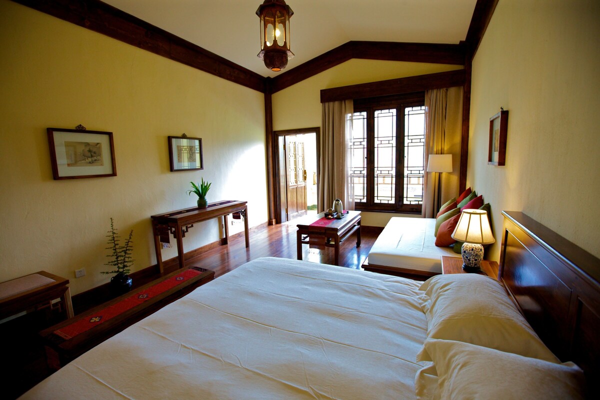 Phòng đôi Deluxe, 1 giường cỡ king | Chăn bông, két bảo mật tại phòng, trang trí khác biệt, bàn 