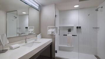Moderni kylpyhuone, jossa on suuri peili, kaksi pesuallasta, suihku ja wc.