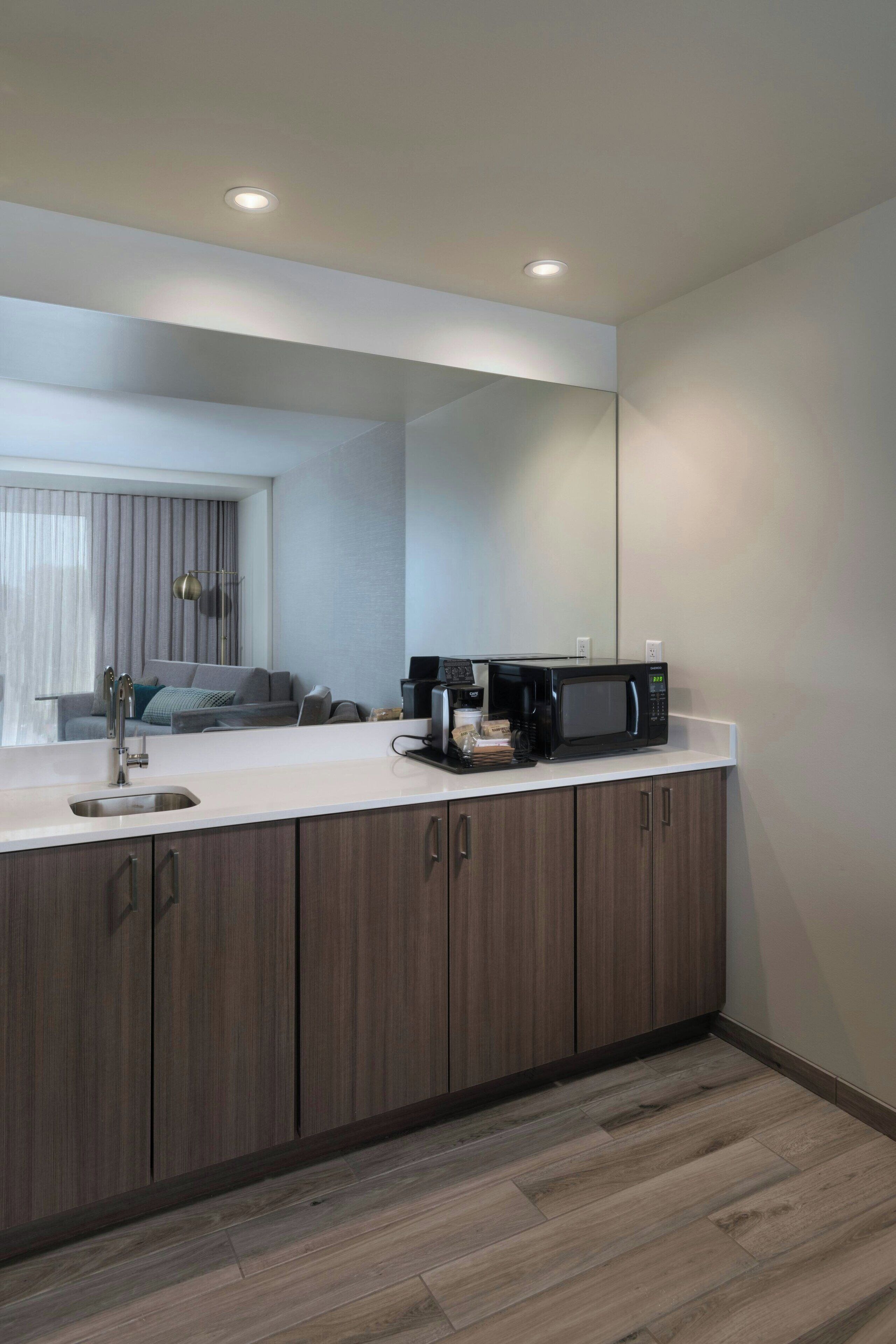suite, 1 bedroom | bar (on property)