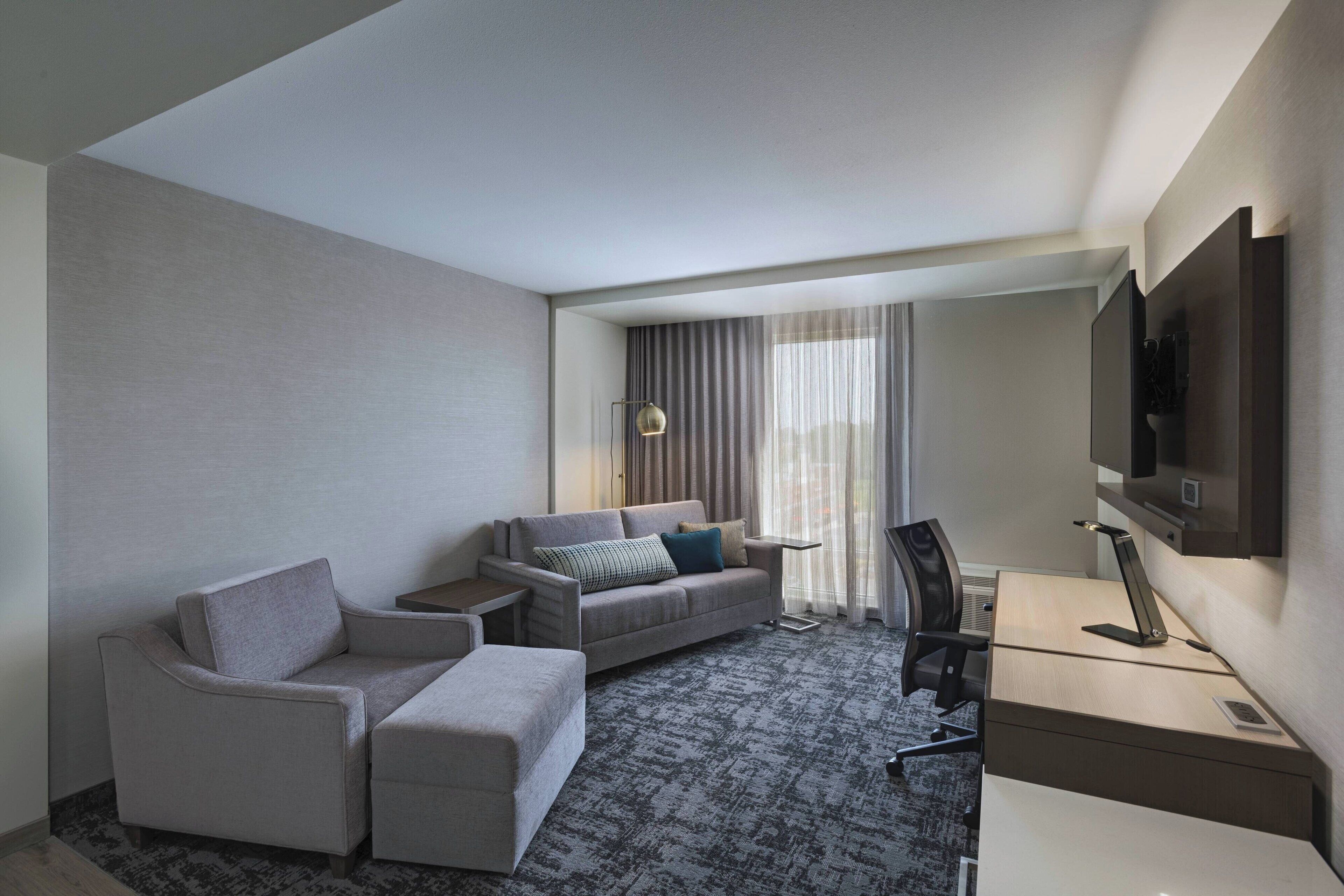 suite, 1 bedroom | living area | 40-inch smart tv with digital channels, tv, netflix